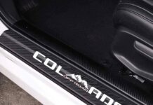 Karbonowe nakładki progowe – ładna modyfikacja progów z włókna węglowego dla Twojego auta Karbonowe nakładki progowe nadają autu sportowy wygląd i chronią progi przed uszkodzeniami