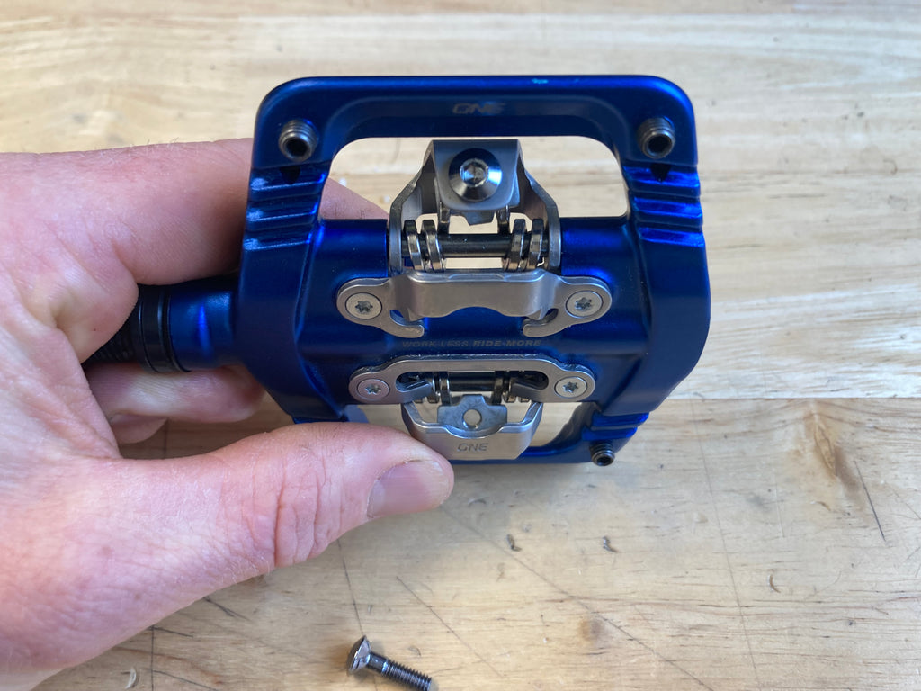 Montaż aluminiowej nakładki na pedał sprzęgła za pomocą śrub i podkładek w aucie