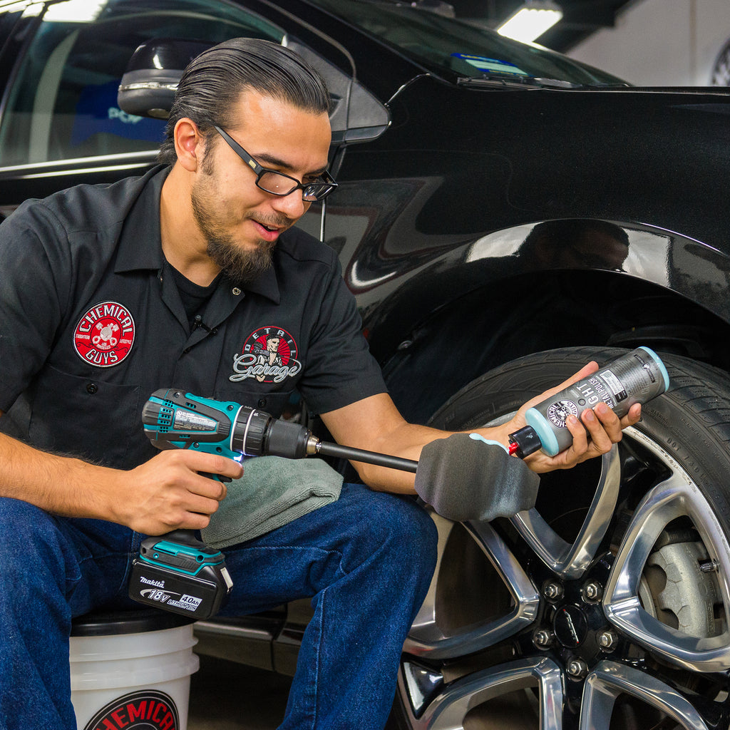 Odnowione błyszczące felgi aluminiowe zamontowane na kole samochodu gotowe do jazdy