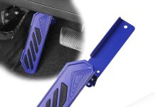 Aluminiowe nakładki na pedały – czy opłaca się zamienić plastik na metal w swoim samochodzie Blyszczące aluminiowe nakładki na pedały gazu hamulca i sprzęgła w kabinie sportowego auta