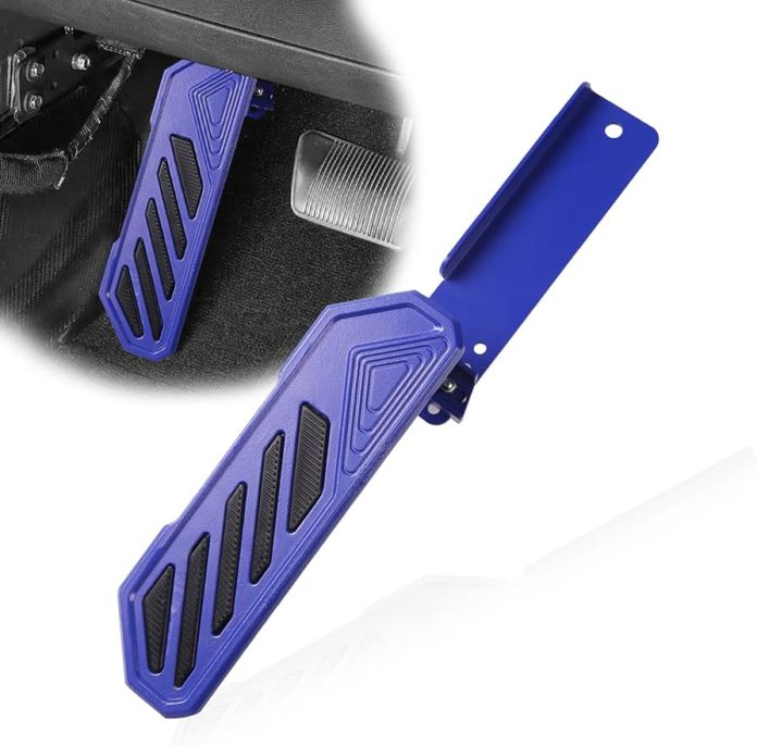 Blyszczące aluminiowe nakładki na pedały gazu hamulca i sprzęgła w kabinie sportowego auta