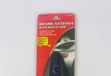 Antena płetwa rekina – ładny gadżet czy realna poprawa odbioru radia w samochodzie? Czerwona antena w kształcie płetwy rekina zamontowana na dachu czarnego samochodu sportowego