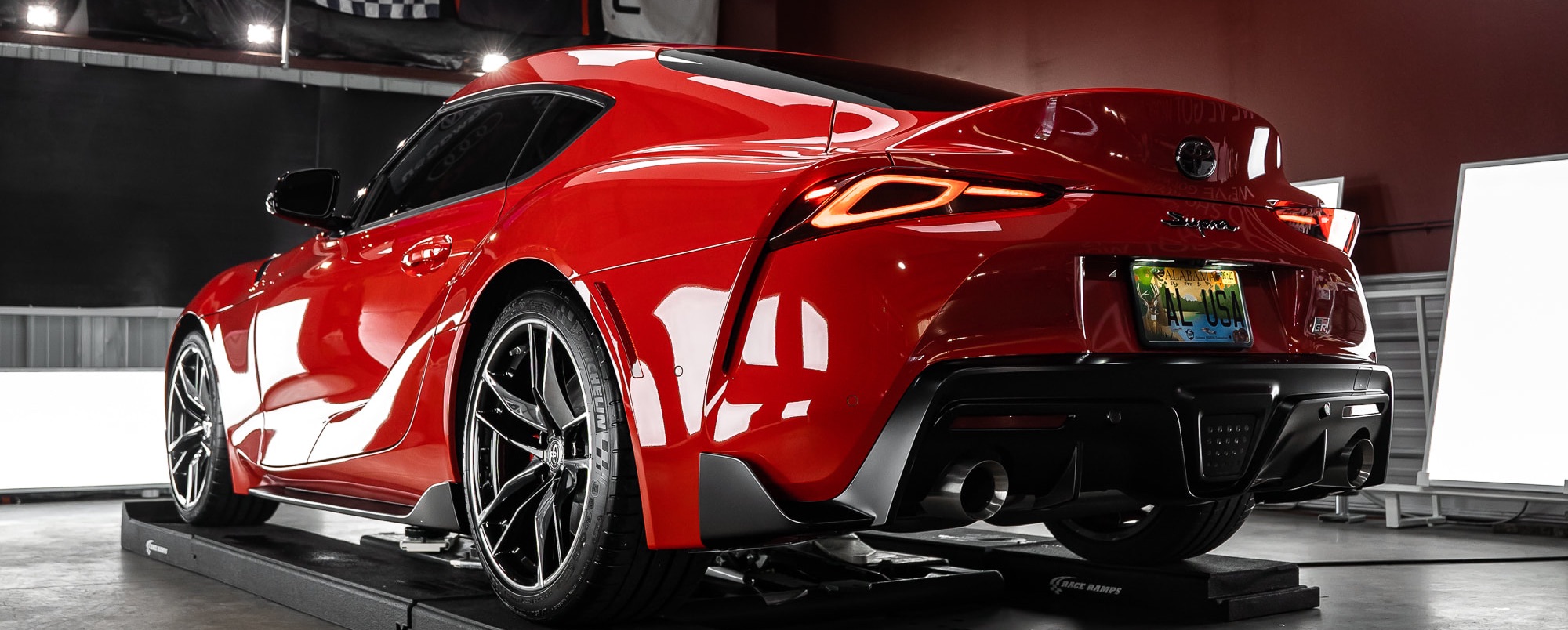 Tuningowane auto z felgami i obniżonym zawieszeniem, lakier chroniony ceramiczną warstwą