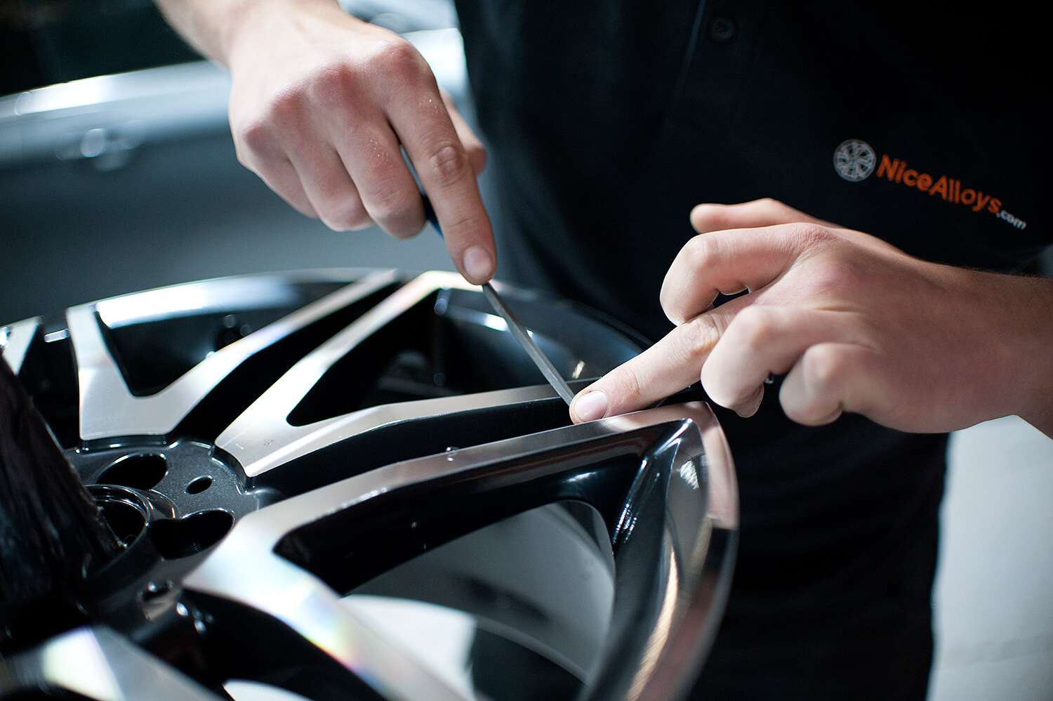 Czysta felga aluminiowa po piaskowaniu z widocznymi nierównościami i śladami korozji