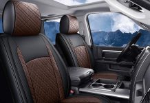 Fotele kubełkowe: ergonomiczny design, który sprawdzi się podobnie jak w domowym salonie, jak i nowoczesnym biurze Nowoczesny fotel kubełkowy z czarną alcantarą w jasnym salonie obok stolika kawowego