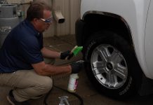 Felgi aluminiowe wyglądają jak nowe – jak samodzielnie je odnowić ? Dwie felgi aluminiowe obok siebie: lewa brudna i zniszczona, prawa błyszcząca po renowacji